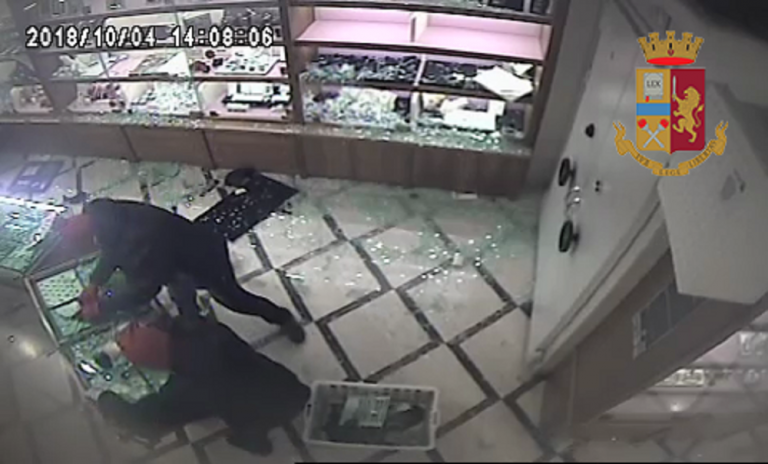 Derubarono la gioielleria di Conforama, arrestati i due rapinatori