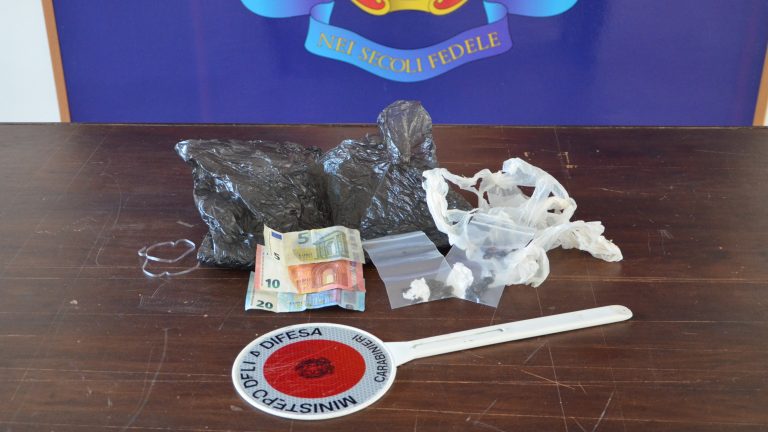 25enne nigeriano colto dai Carabinieri a spacciare droghe pesanti sul Lungovelino. Arrestato