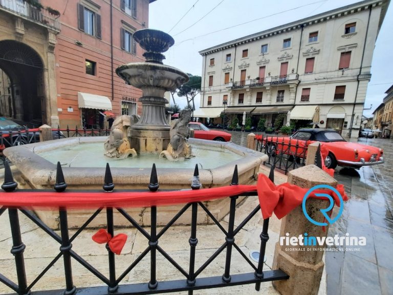 Giornata contro la violenza sulle donne, la Fontana dei Delfini si veste di rosso
