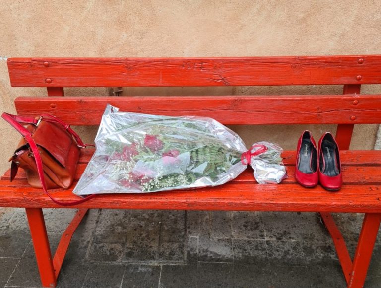 Il 25 novembre a Castelnuovo di Farfa. Donna depone mazzo di rose sulla Panchina Rossa