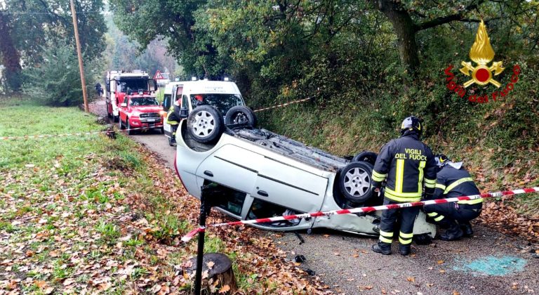 Auto si ribalta a Forano, conducente soccorso dal 118 e Vigili del Fuoco