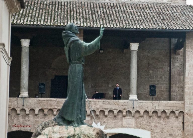 Il tenore Alfonsi incanta dalla Loggia del Palazzo Papale