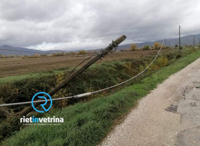 Maltempo, caduto palo della telefonia in via San Giuseppe da Leonessa