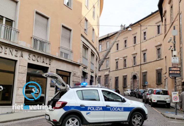 Cadono antenne TV da un tetto in via Cintia. Sul posto Polizia Locale e Vigili del Fuoco