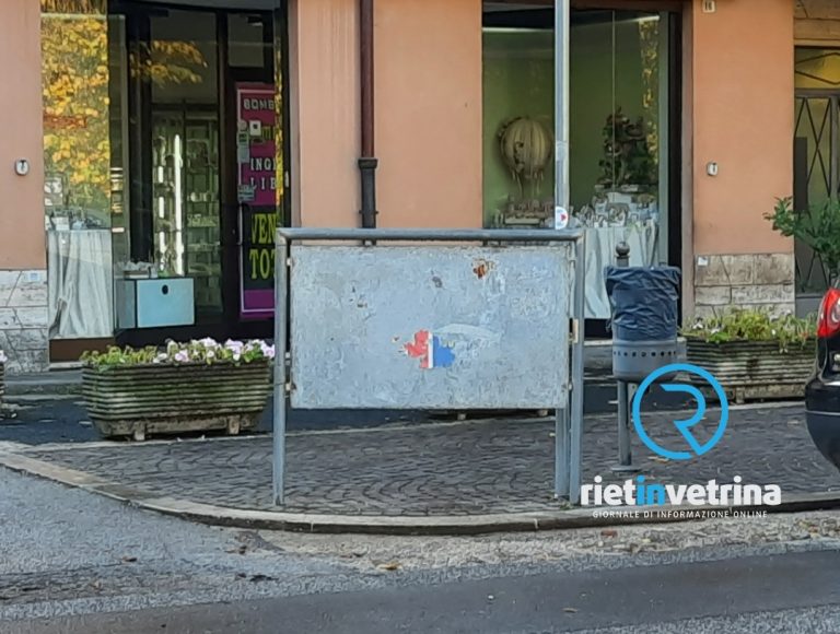 E due! Pubblicità di Rietinvetrina strappata per la seconda volta
