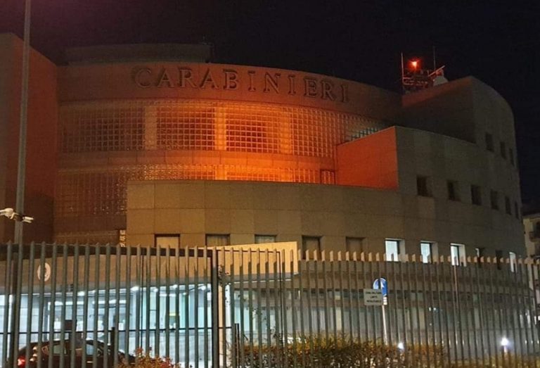 “Giornata contro la violenza sulle donne”, la caserma dei Carabinieri di Rieti si illumina di rosso