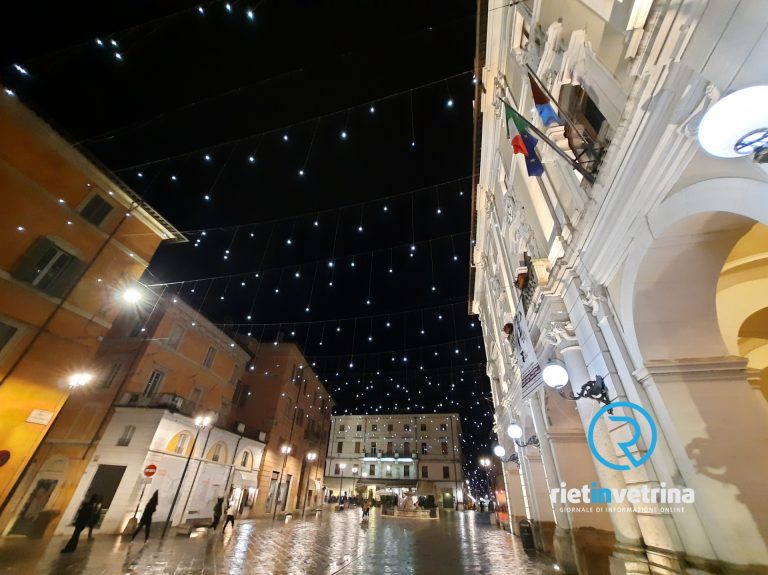 Rieti, accese le prime luminarie di Natale