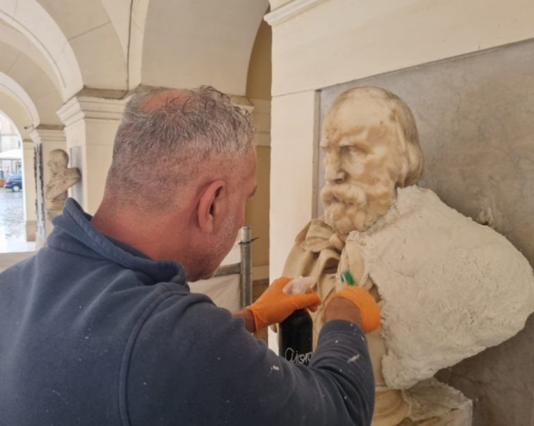 Rieti, iniziato il restauro dei busti di Vittorio Emanuele II e Garibaldi sotto i portici comunali