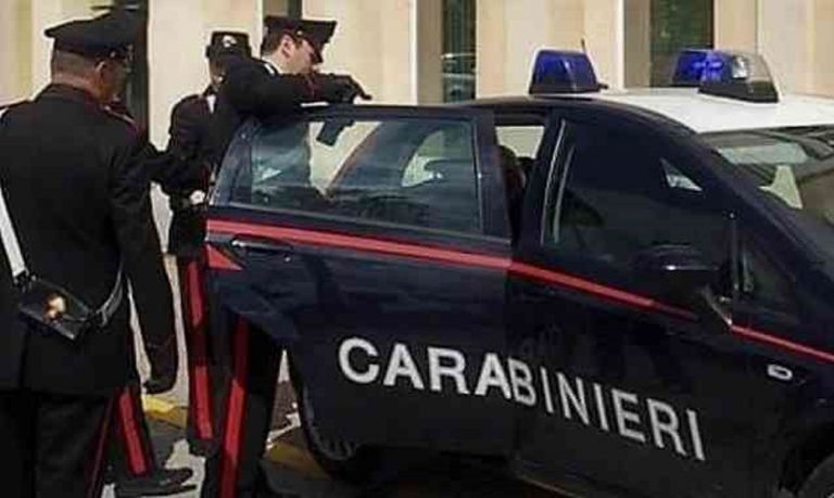 Carabinieri arrestano 40enne per porto abusi d’armi e resistenza a pubblico ufficiale