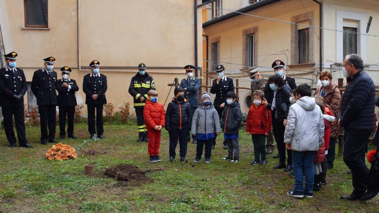I Carabinieri Forestali di Rieti presentano il progetto “Un albero per il futuro” nei giardini dell’Hortus Simplicium