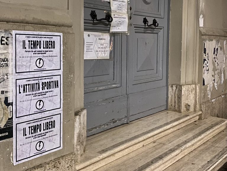 Rieti, protesta e manifesti satirici per i doppi turni a scuola