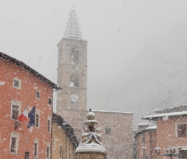 Una spettacolare nevicata sta imbiancando Leonessa