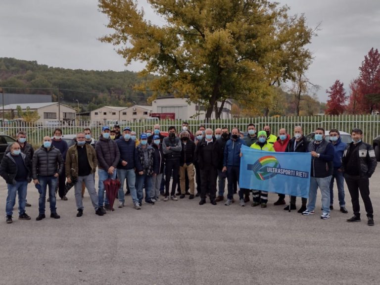 Flash mob dei dipendenti Saprodir contro il sistema contrattuale nazionale