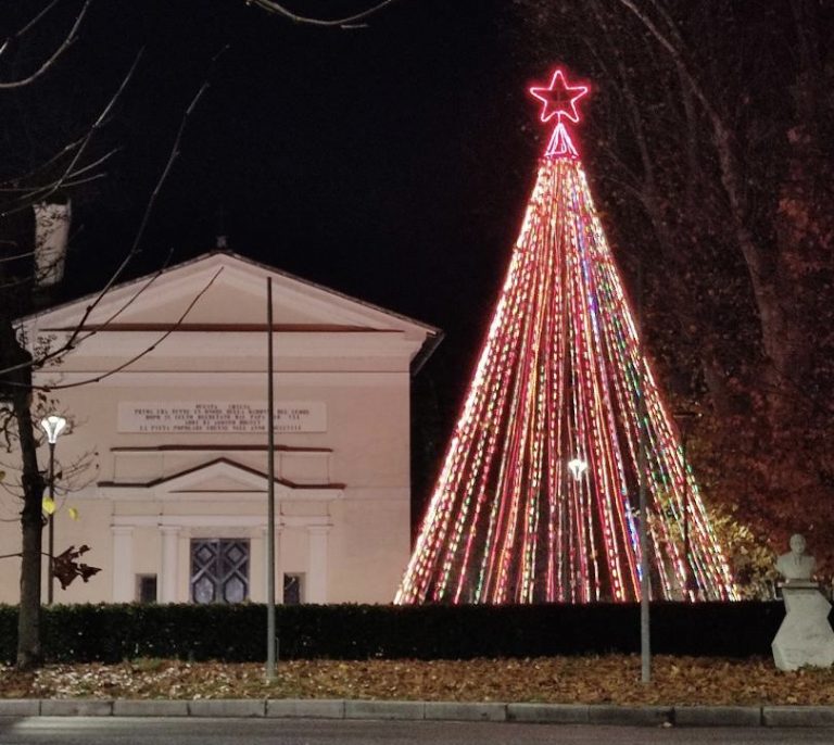 A Madonna del Cuore torna a risplendere l’albero di Natale