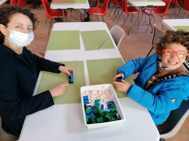 Il laboratorio dei mattoncini LEGO come ogni anno conquista le famiglie