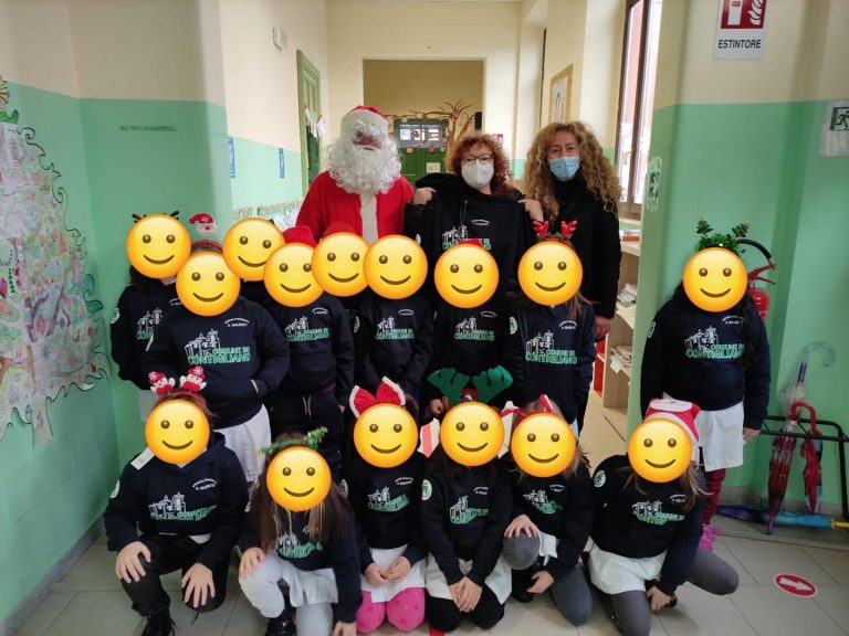 Contigliano, Babbo Natale porta regali e sorrisi ai piccoli delle scuole