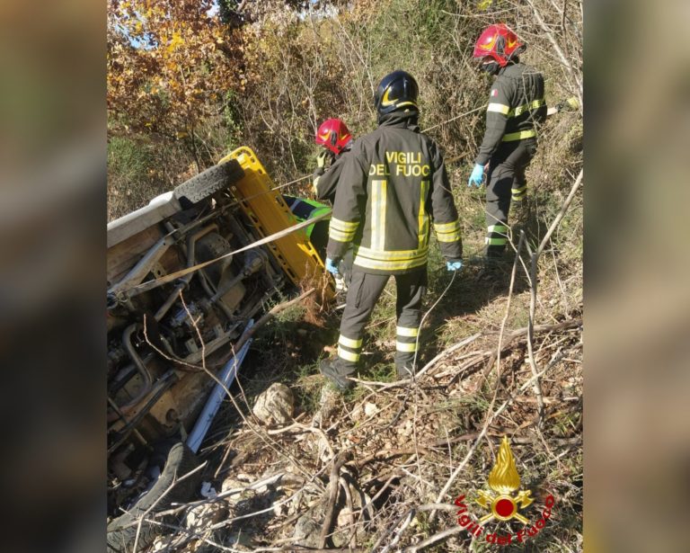 Auto fuori strada, muore l’uomo alla guida