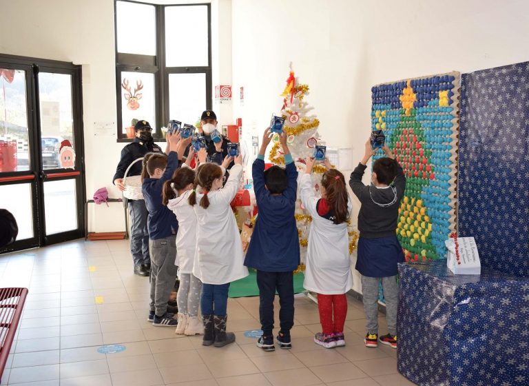 Gli auguri di Natale della Polizia di Stato nelle scuole reatine