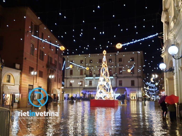 Rieti, ufficialmente accese le luminarie natalizie 2021