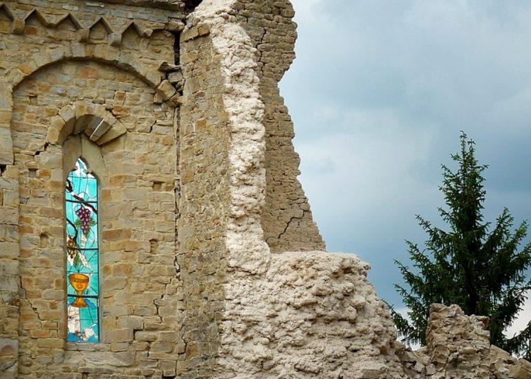 La foto con la vetrata di Sant’Agostino di Amatrice tra le migliori dieci di WikiLoves