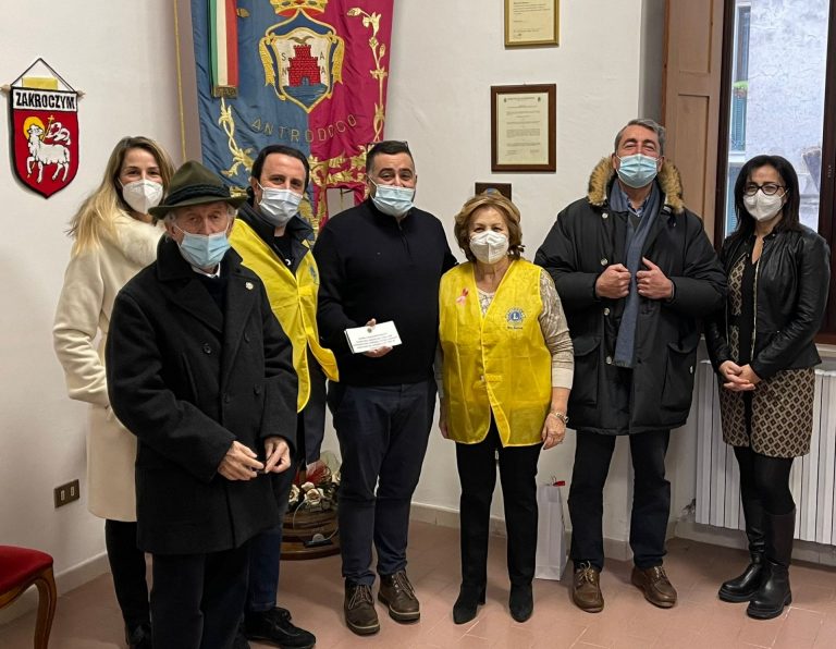 Il Lions club Antrodoco Host consegna per la comunità buoni spesa al sindaco Guerrieri