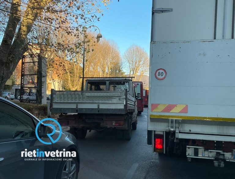Chiuso il passaggio a livello di viale Maraini code fino a viale Matteucci