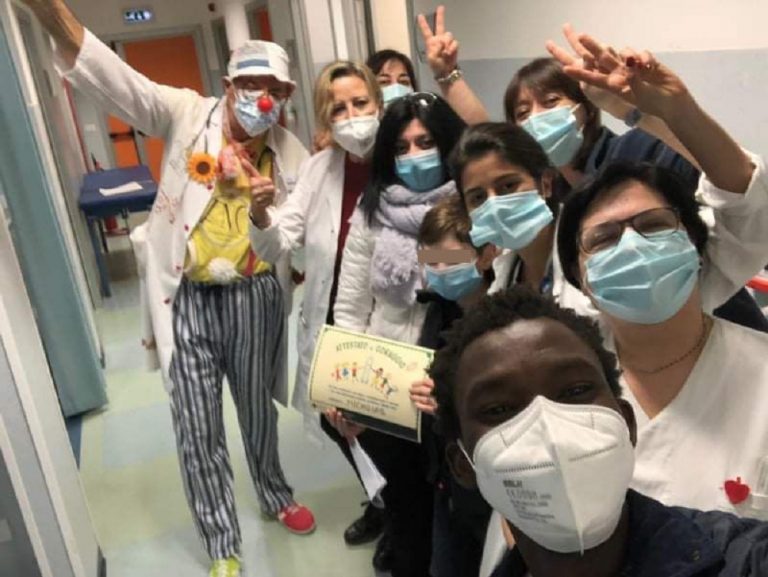 Rieti, clown dottori al fianco dei bimbi che vogliono vaccinarsi