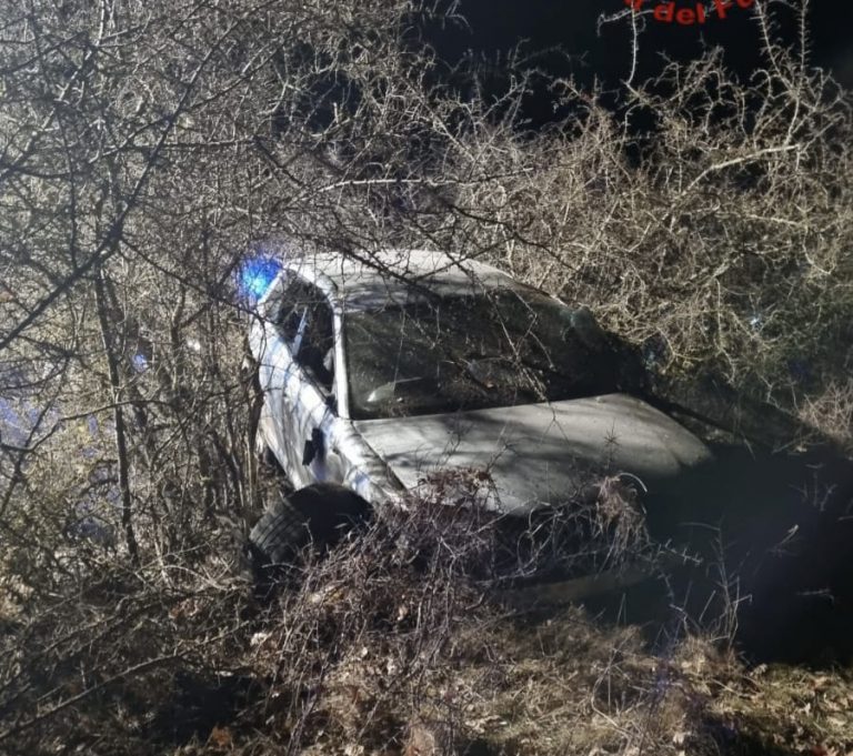 Finisce con l’auto fuori strada, soccorso dal 118 e Vigili del Fuoco