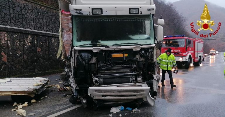 Autoarticolato sbanda finendo contro un muro. Perso il carico lungo la Salaria