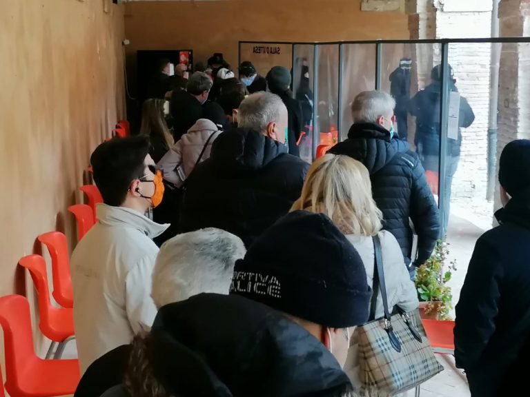 Campagna vaccinale antiCovid, il 2 gennaio 350 i cittadini all’open day Verdirosi con Moderna