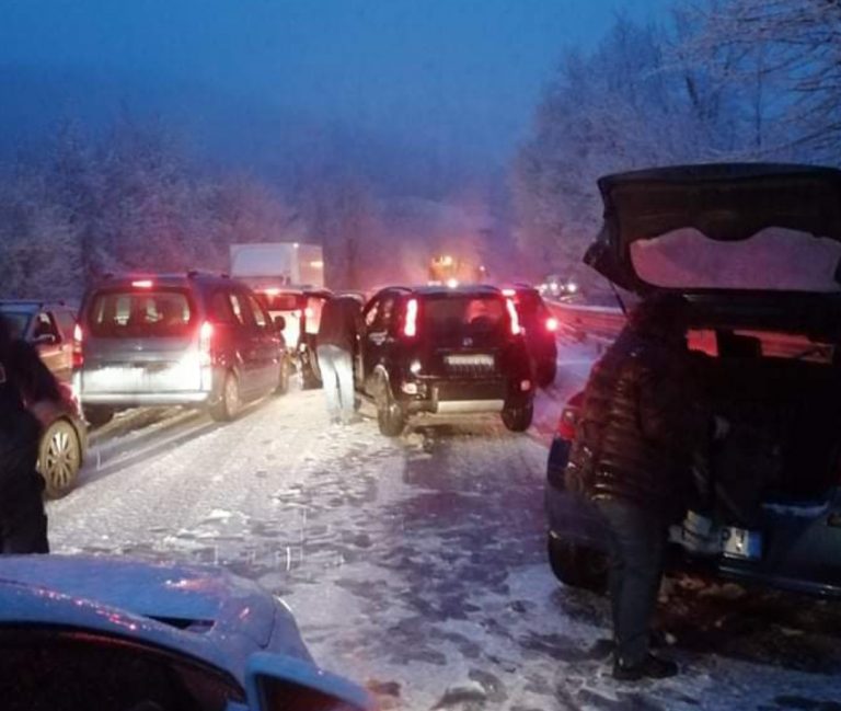 Neve sulla Salaria per Roma. Tamponamenti e traffico in tilt