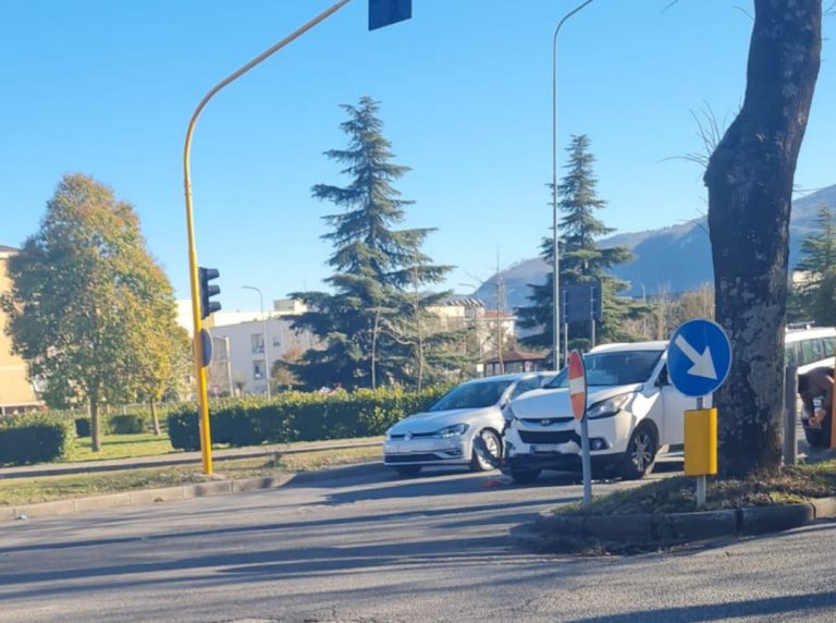 Tamponamento in via Dentato direzione Quattro Strade. Traffico a rilento