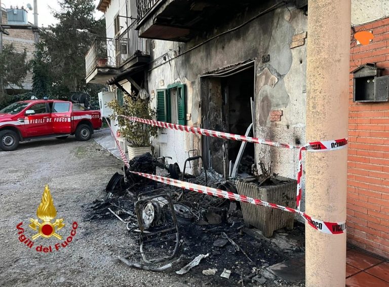 Auto in fiamme a Poggio Sommavilla di Collevecchio. Fuoco lambisce abitazione