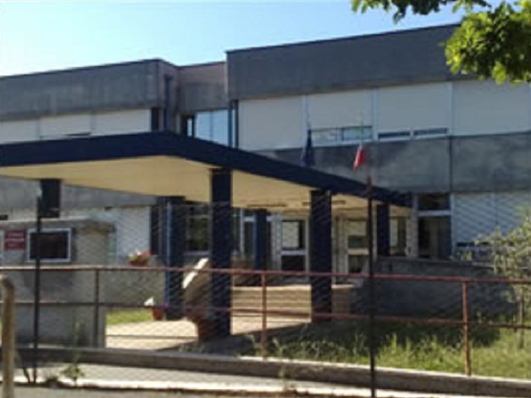 Sostituiti i pannelli del controsoffitto della scuola di Piazza Tevere. Il plesso riaprirà venerdì 26 maggio