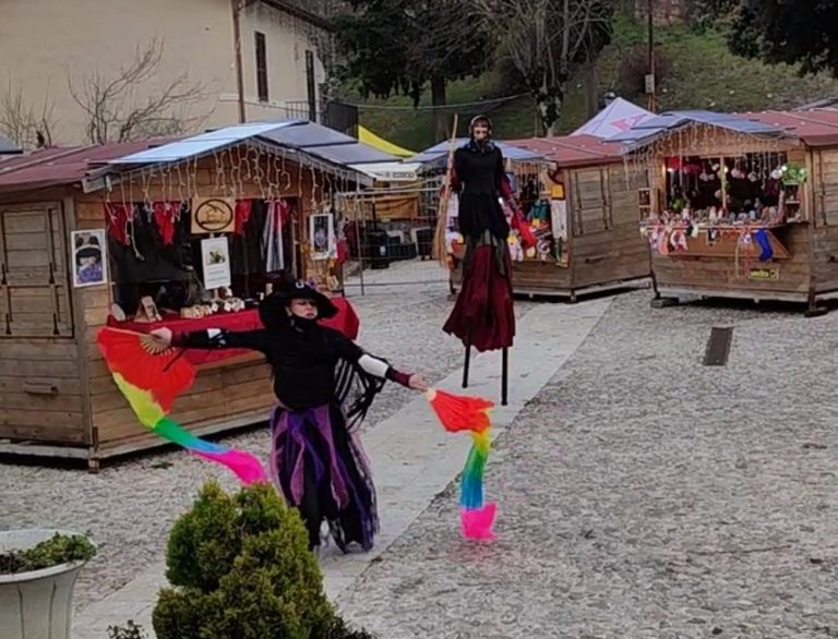 Greccio saluta le festività natalizie con l’artista Luca Natali e lo spettacolo della Piccola Compagnia Equivoca