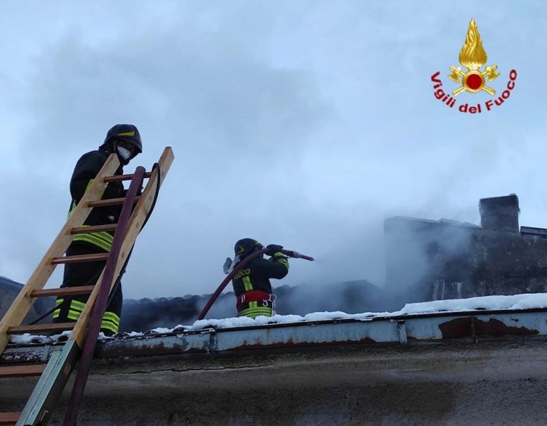 Appartamento in fiamme a Ospanesco di Pescorocchiano. Collassato il tetto della struttura
