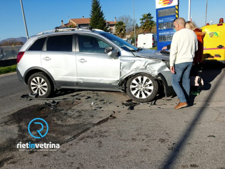 Incidente in via Ricci tra un SUV e un camion autospurgo