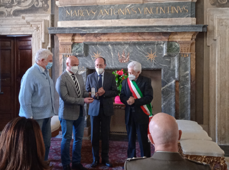 Shoah, il Prefetto di Rieti consegna Medaglia d’Onore a Maurizio e Fabio Sallusti, figli di un ex deportato