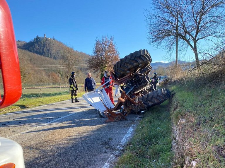 Incidente in zona San Filippo. Trattore si ribalta, coinvolta anche un’auto