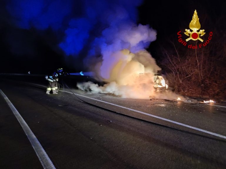 Auto in fiamme sulla Salaria. Nessun ferito