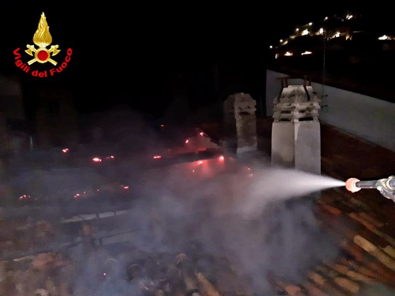 Antrodoco, tetto in legno prende fuoco e crolla