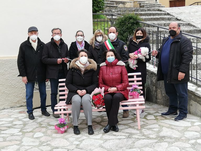 E’ ancora inverno, ma le panchine rosa continuano a fiorire sul territorio provinciale