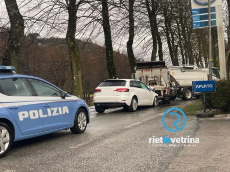 Incidente sulla Salaria per Roma. Tre gli automezzi coinvolti. Uno è finito contro un albero