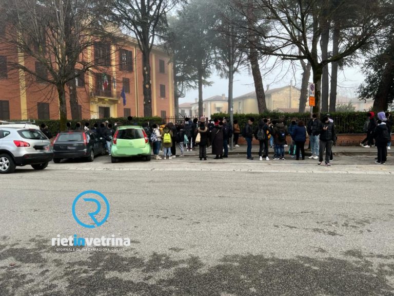 Studenti si chiudono dentro al Rosatelli di Rieti. Spaccate porte e messe a soqquadro le aule. Intervenuti i Carabinieri