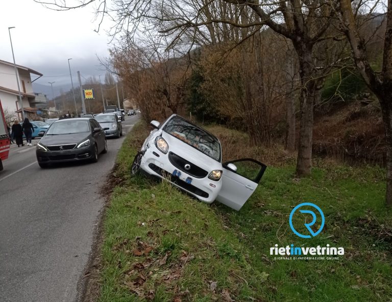 Smart finisce fuori strada sulla SP45 Tancia