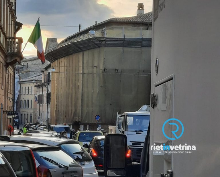 In via Garibaldi traffico bloccato causa rottura tubo. Aperti varchi alternativi