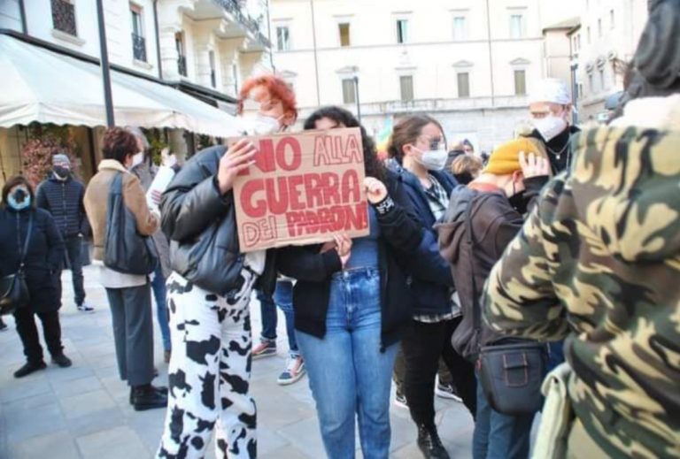 NO alla guerra in Ucraina, in piazza Cesare Battisti il sit-in ANPI – LE FOTO