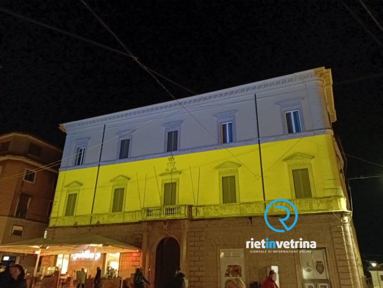 NO alla guerra in Ucraina, Palazzo Dosi si illumina di blu e giallo