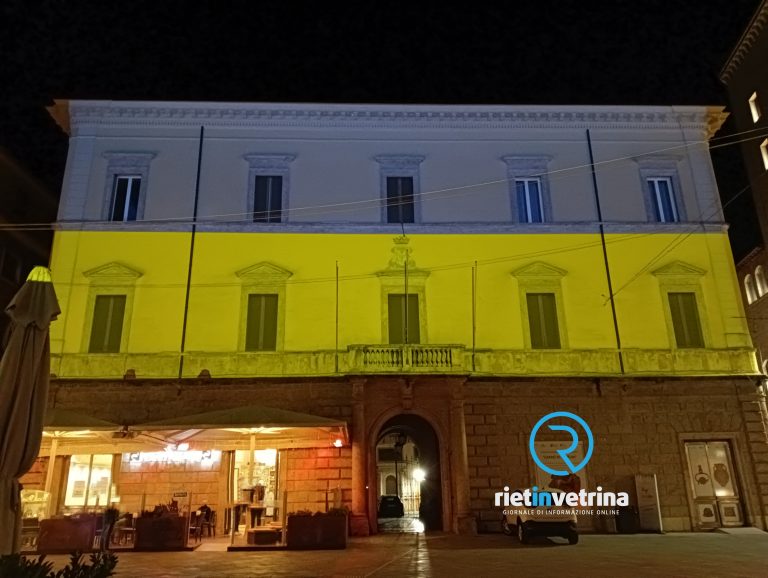 Palazzo Dosi illuminato di blu e giallo, D’Onofrio: “Siamo vicini all’Ucraina. Minaccia atomica ci porta indietro di 50 anni”