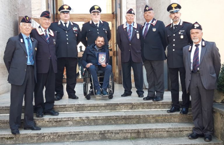 L’Associazione Nazionale Carabinieri sezione Borgorose consegna al presidente Calisse la tessera socio